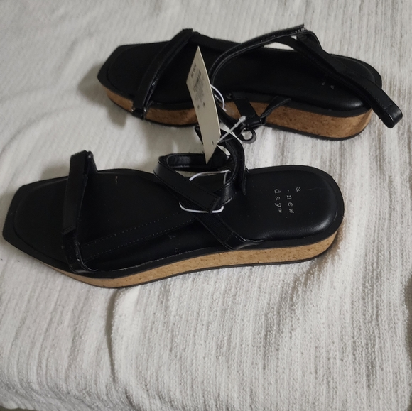 A New Day Sandals - Picture 4 of 8
